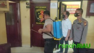 Antisipasi Penyebaran Covid19, Polsek Ukui rutin lakukan penyemprotan desinfektan